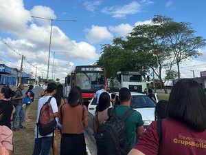 Carro atinge lateral de ônibus ao tentar desviar de motocicleta em Maceió
