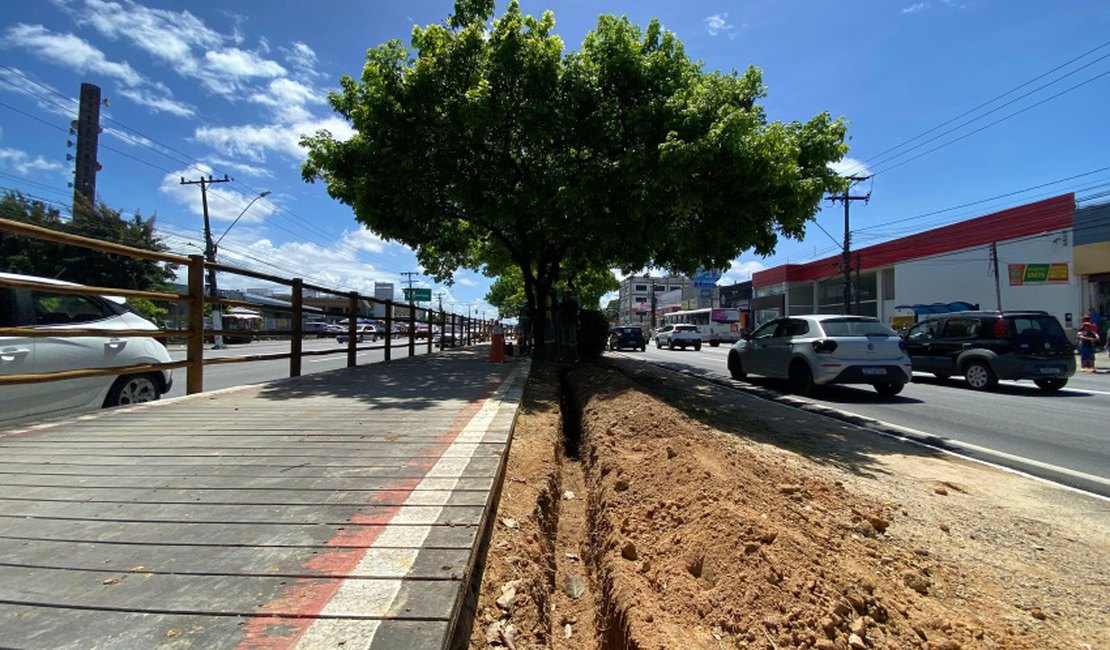 Prefeitura inicia nova etapa da iluminação na ciclovia da Avenida Fernandes Lima