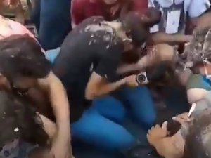 [Vídeo] Equipes de reportagem são atingidas com pedradas durante festa religiosa