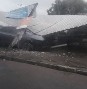 Motorista derruba poste em colisão na Lagoa da Perucaba, em Arapiraca 