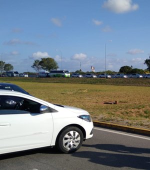 Motoristas de aplicativo protestam em frente ao Aeroporto Zumbi dos Palmares 