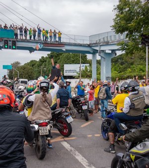 Jair Bolsonaro realiza motociata, ao lado de apoiadores, pelas ruas da capital