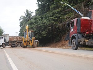Barreira desaba e bloqueia a rodovia em Maragogi