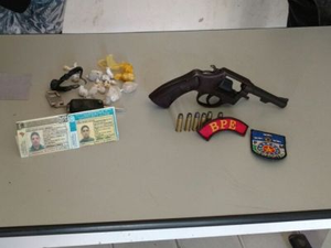 Dupla é presa ao ser flagrada com drogas e arma de fogo dentro de carro