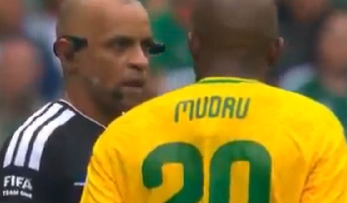 Copa do Mundo 2026: árbitro brasileiro expulsa três, anuncia decisão em inglês e rende memes