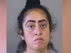 Mãe é presa e acusada de abuso depois de filha de 12 anos dar à luz