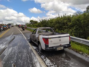 Veículo pega fogo na BR 316 no Sertão de Alagoas