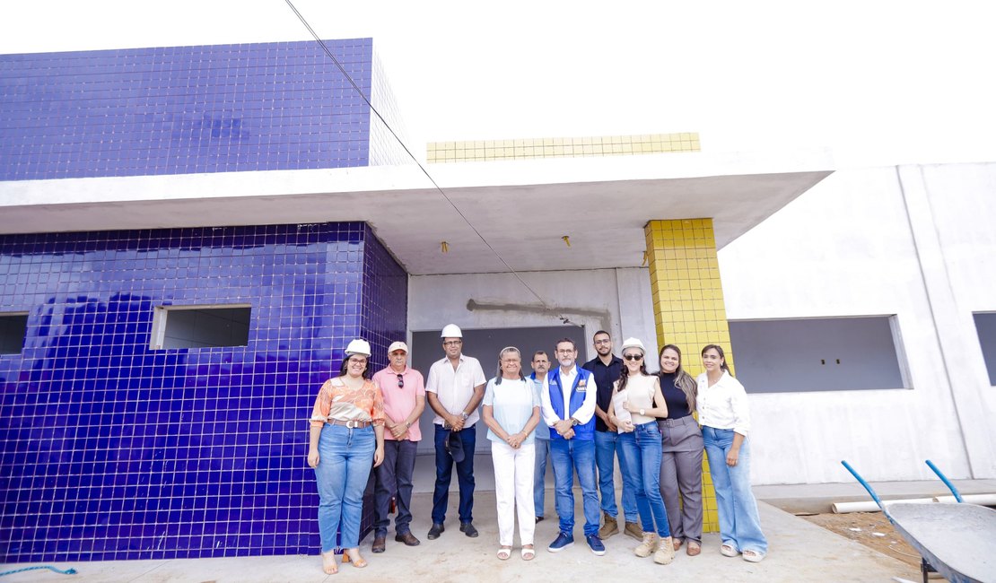 Obras do CRAS Dom Fernando Iório entram na fase final e recebem visita da prefeita e secretários