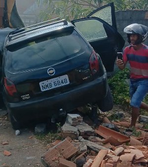 Motorista com sinais de embriaguez fica ferido após bater carro contra muro em Maceió