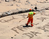 Gari viraliza ao fazer mensagens e desenhos na areia da Ponta Verde, em Maceió