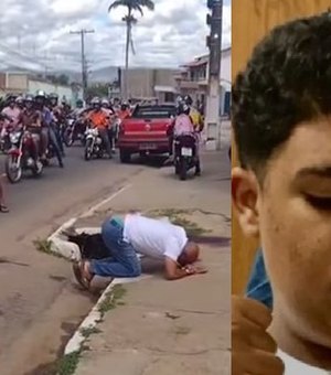Pai se ajoelha no local em que filho foi morto pela PM; despedida foi marcada por forte comoção em Palmeira dos Índios