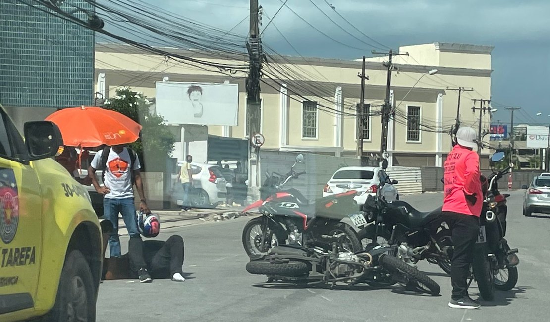 Colisão entre carro e moto deixa homem ferido na Avenida Gustavo Paiva