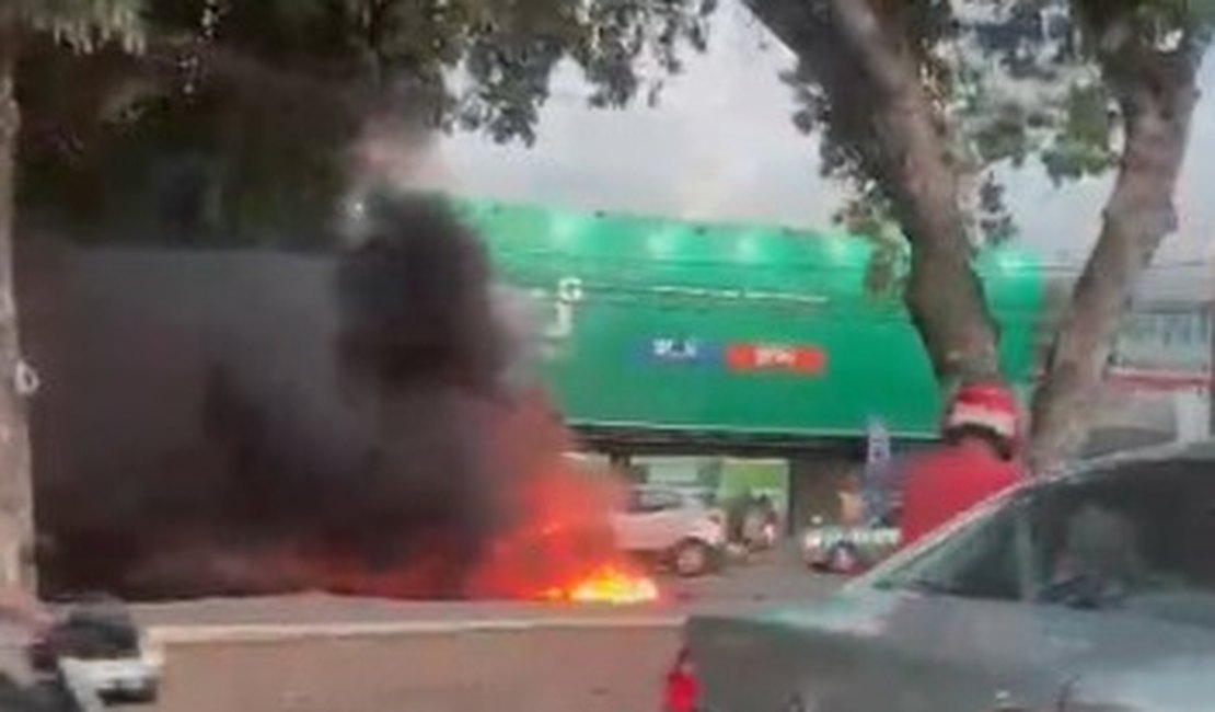 [Vídeo] Moradores da Santa Lúcia voltam a protestar contra a falta de água e bloqueiam avenida