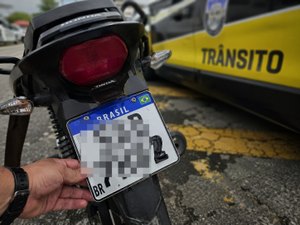 Homem é preso após alterar placa de moto com fita isolante em Maceió