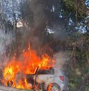 [VÍDEO] Carro pega fogo na zona rural de Passo de Camaragibe