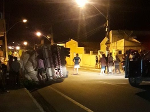 Caminhão carregado com frutas tomba no Centro de Delmiro Gouveia