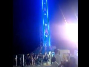 Brinquedo de parque falha, despenca de 15 metros de altura e fere dezenas na Índia