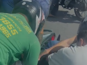 Motociclista fica com o pé preso na moto após colisão no Parque do Centenário