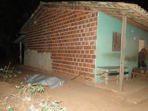 Jovem é assassinado enquanto conversava com amigos