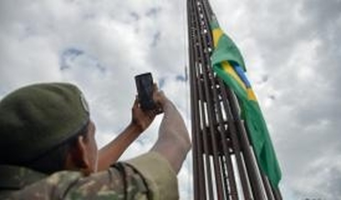 Banda da Guarda Presidencial toca rock, após troca da bandeira