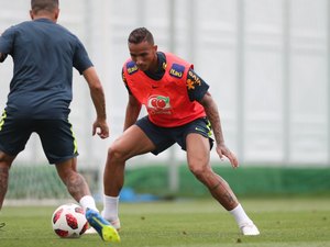 Lateral Danilo se lesiona e está fora da Copa do Mundo