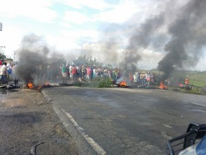 Protesto de moradores interdita BR-104, em Murici