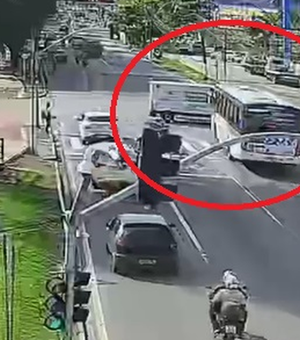 Câmeras flagram capotamento de ambulância que transportava grávida na Av. Fernandes Lima