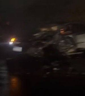 Caminhão e carro colidem de frente na Ladeira do Catolé, em Maceió