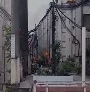Fiação de poste pega fogo e assusta moradores de condomínio no Benedito Bentes