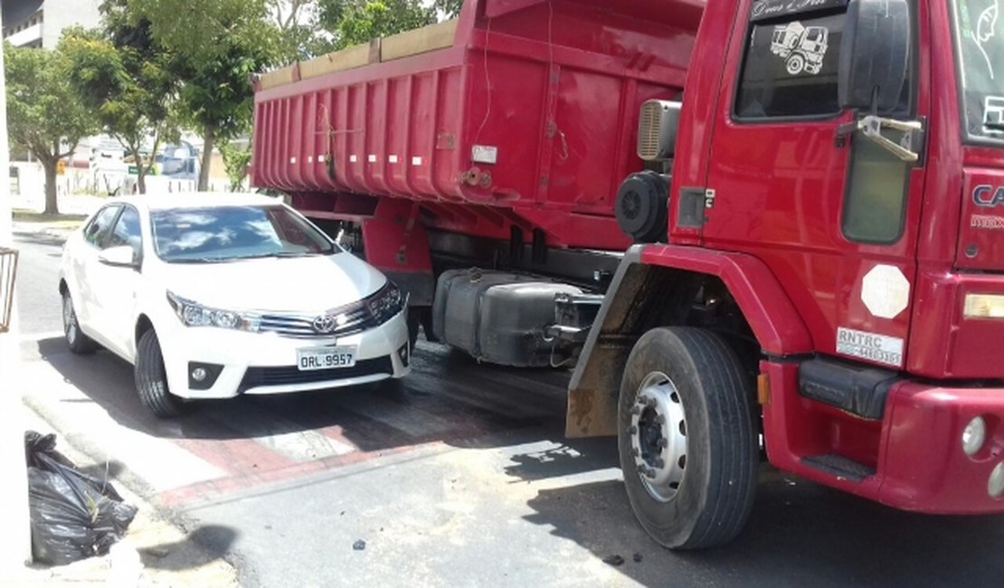 Motorista de caçamba colide em outro veículo ao tentar realizar conversão