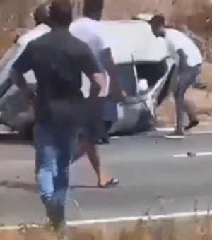 Motorista fica ferido após carro sair da pista e capotar no município de Jaramataia