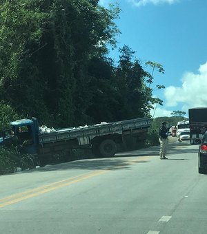 Falta de freios causa acidente com caminhão em São Miguel dos Campos