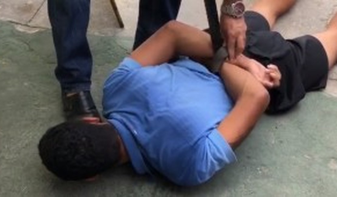 Homem é preso em flagrante durante tentativa de assalto em ponto de ônibus próximo a shopping