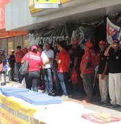Bancários e vigilantes protestam contra fechamento de agências bancárias em AL
