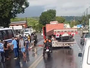 Batida entre caminhão e micro-ônibus deixa estragos e trânsito na BR-316, em Satuba
