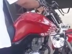 Motocicleta é atingida por caminhão baú e ocupantes saem ilesos, em Arapiraca