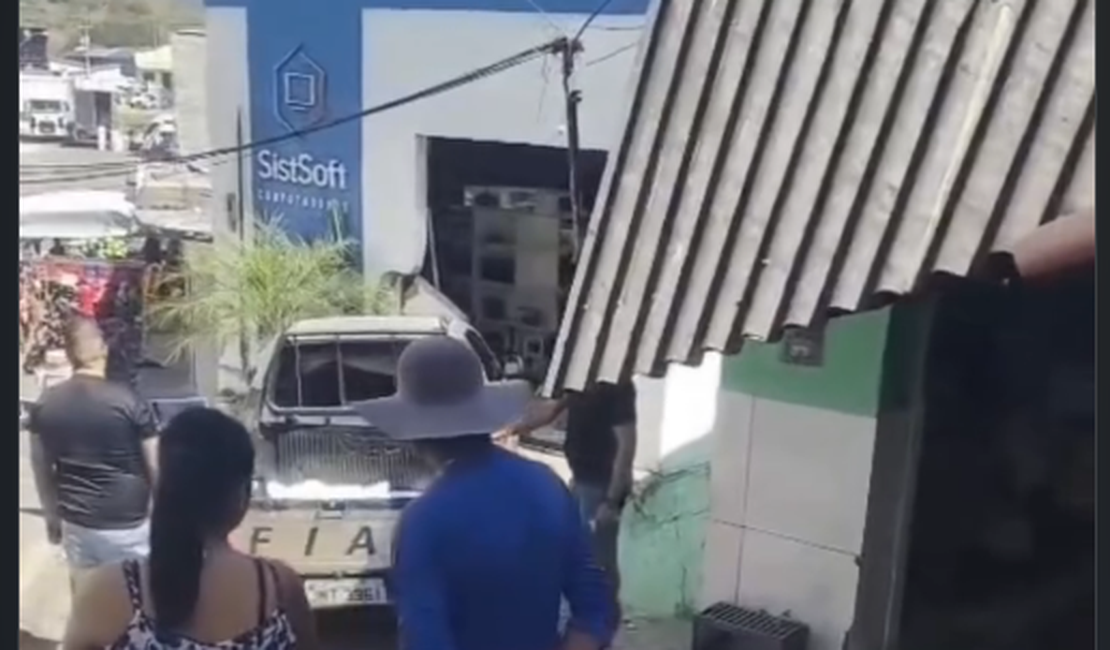 Falha nos freios faz veículo carregado de água atingir loja em Santana do Ipanema
