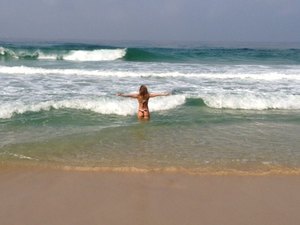 Deborah Secco posa de biquíni e curte praia