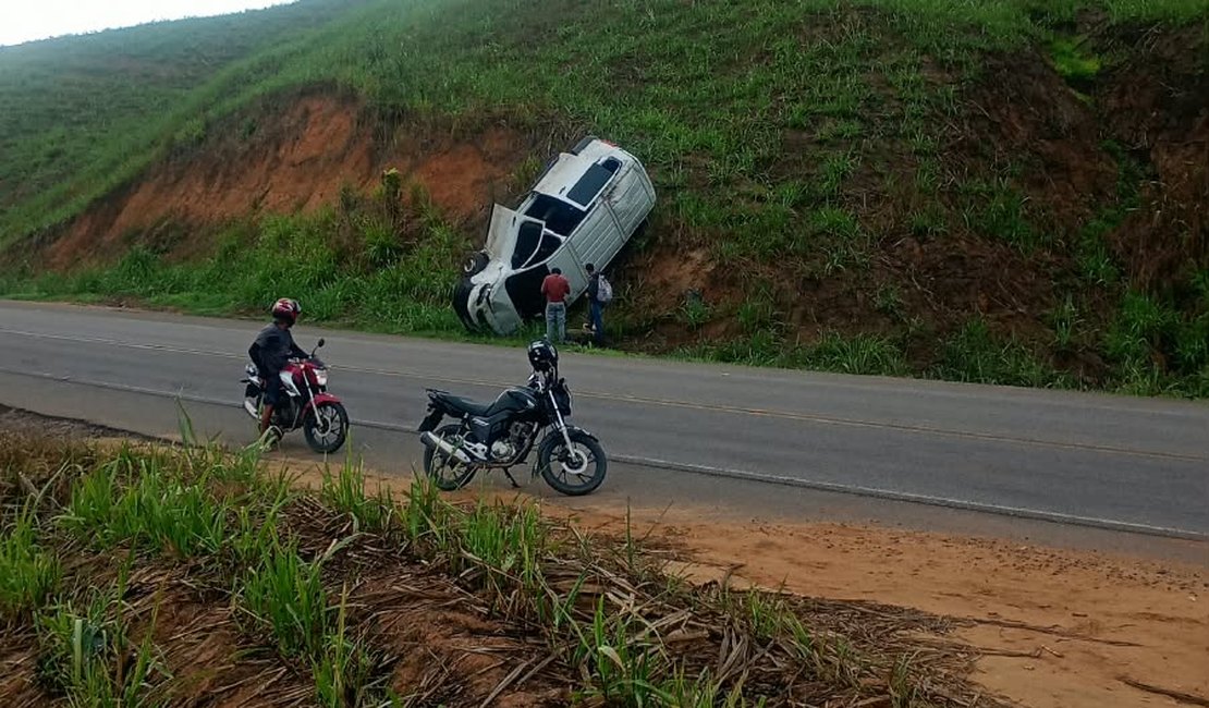 Carro capota após passar por curva na rodovia AL-105 em Porto Calvo