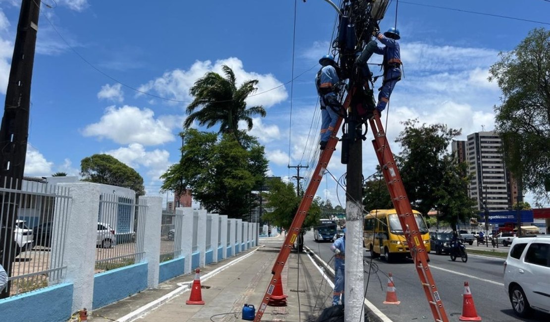 Avenida Fernandes Lima recebe ação emergencial da Ilumina após incêndio em poste