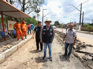 Prefeito Gilberto Gonçalves e secretário acompanham obras de pavimentação