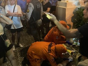 [Vídeo] Folião cai de poste e quebra tornozelo durante folia de rua em Maceió