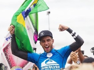 Filipe Toledo dá show em sua 1ª final e é campeão na Austrália