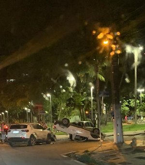 Após colisão, carro capota e deixa feridos na Praça do Skate, em Maceió