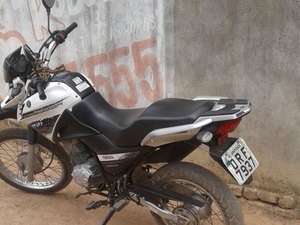 Assaltantes roubam moto de mulher e abandonam veículo depois que corrente quebra