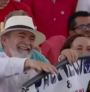 Sósia de Lula chama atenção durante evento do Minha Casa, Minha Vida, em Maceió