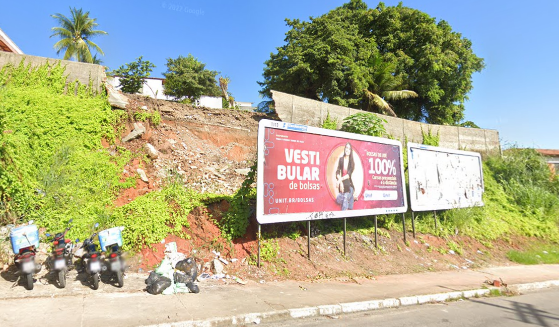 Ladeira do Brito é parcialmente interditada após deslizamento de barreira