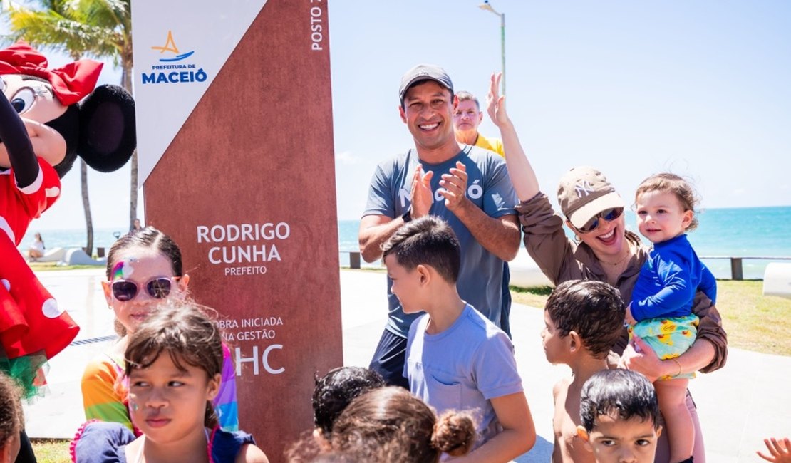 Prefeito Rodrigo Cunha entrega novo espaço de lazer no Posto 7, na Jatiúca