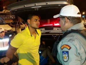 Homem é preso com arma de fogo durante operação da Lei Seca