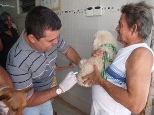 Vacinação antirrábica imuniza mais de 114 mil animais em Maceió